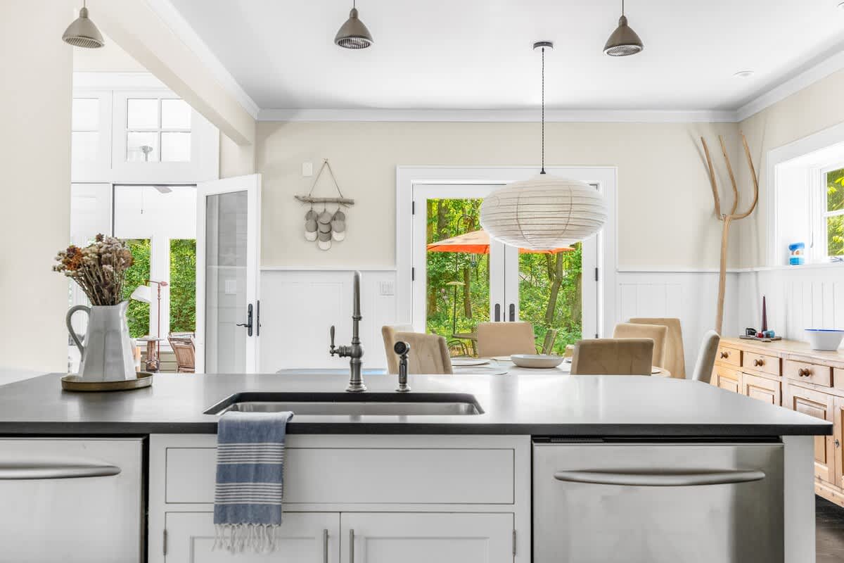 From sink to sunset, this kitchen’s got the best seat in the house.