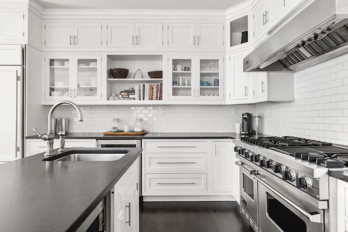 Where luxury lives on the line: Hello, double Viking oven.