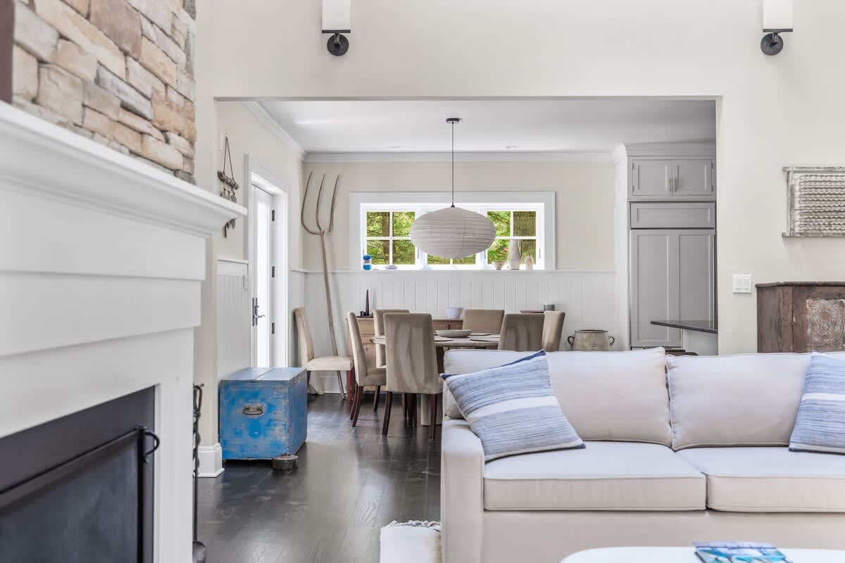 A chic setting for slow mornings, lively dinners, and good wine.