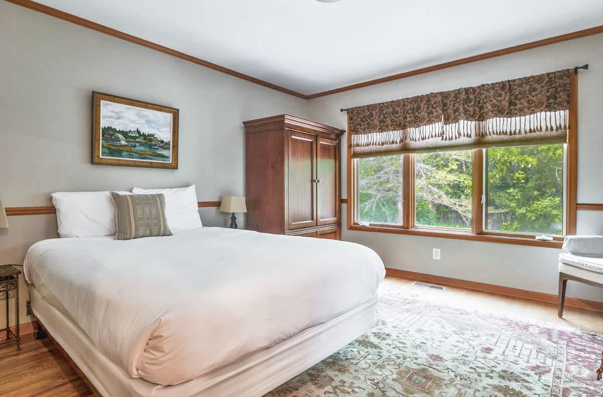 Bedroom 4 is on the main level & has queen-size bed.