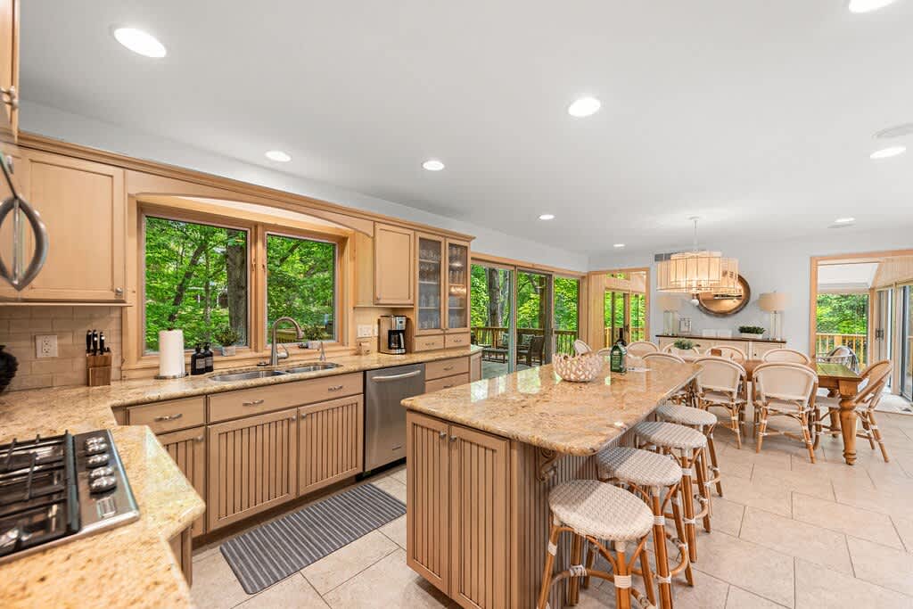 Cook, dine, and unwind—all in one sunlit stylish space.