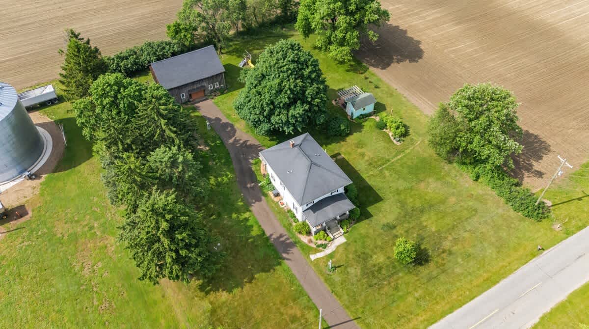Endless skies. Open fields. Your private farmhouse retreat.