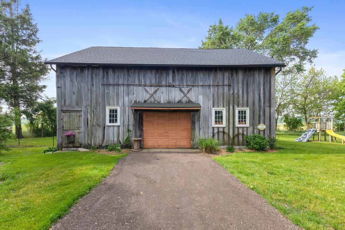 An iconic backdrop for strolls, stories, and snapshots.