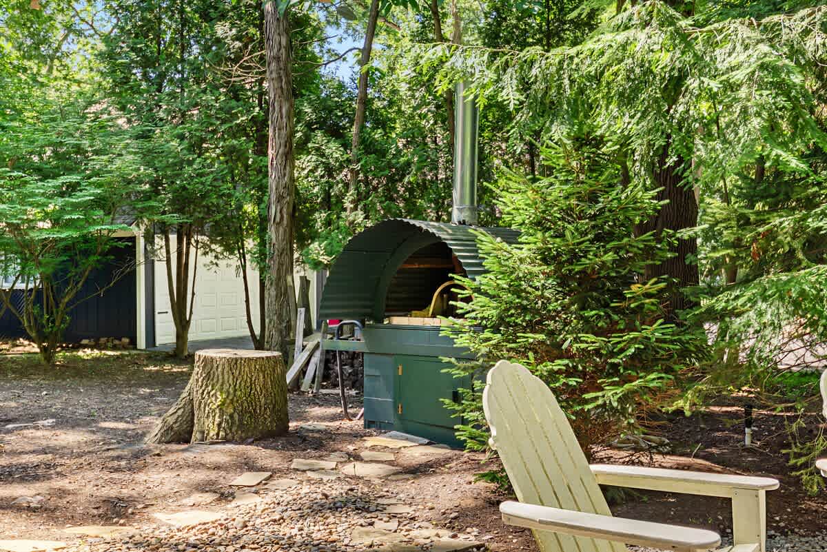 Wood-fired pizza under the pines? Yes, please.