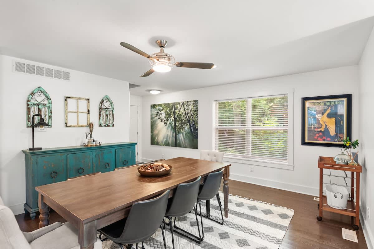Stylish details and space for everyone around the table.