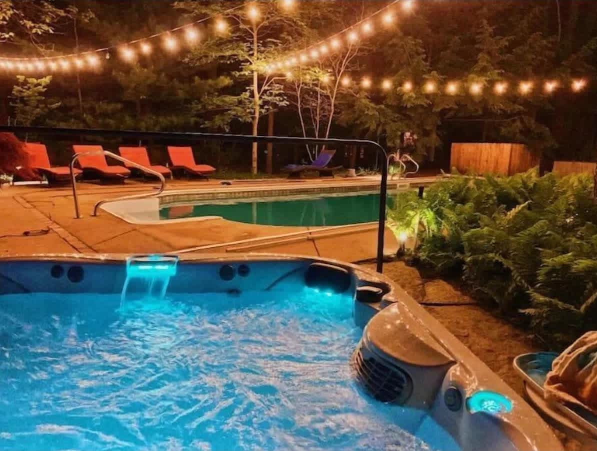 Evenings glow with string lights, warm soaks, and poolside bliss.