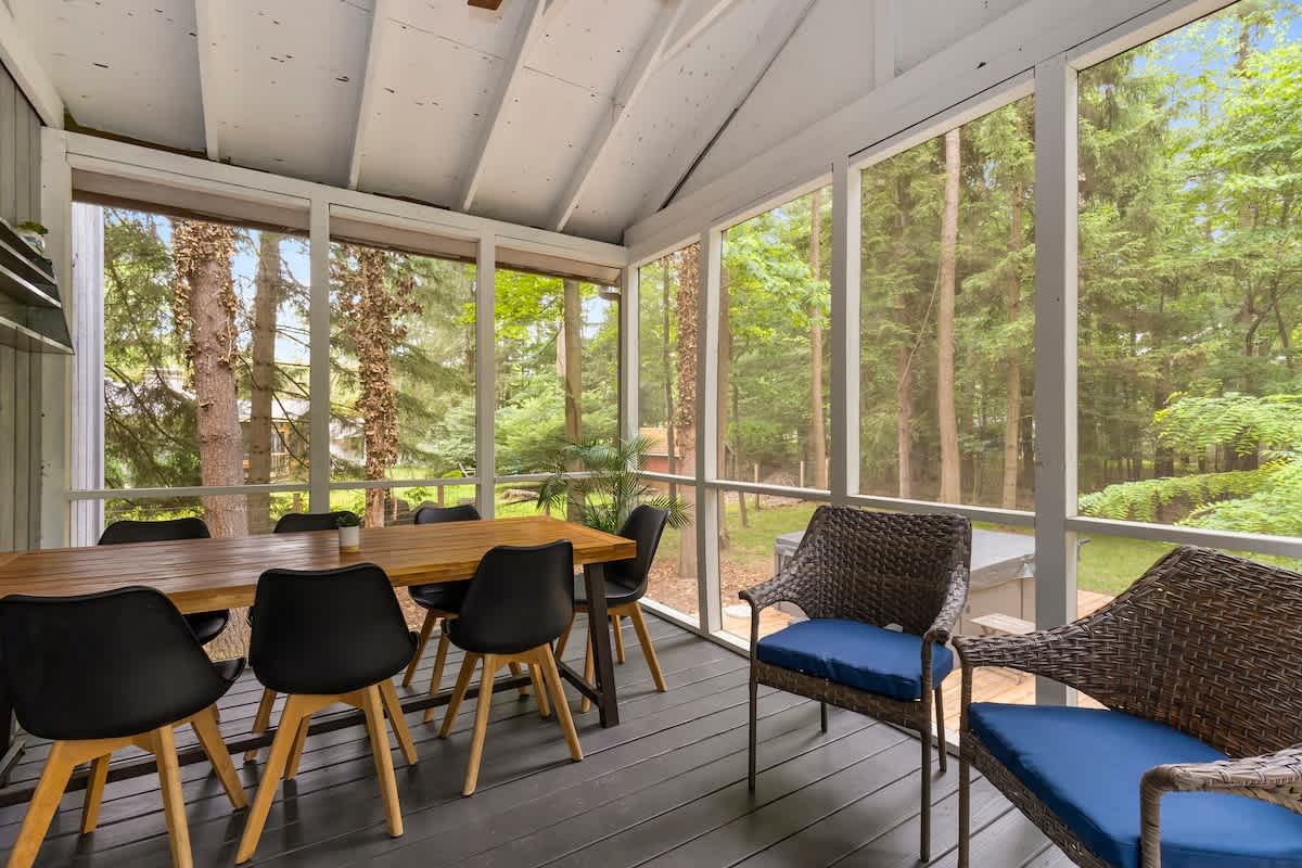 Screened in and surrounded by nature—pure mealtime magic.