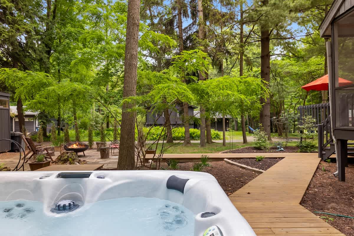 Path to paradise: firepit chats and steamy soaks await.