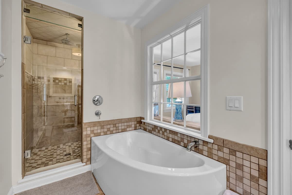 A serene primary for steamy showers and evening soaks.