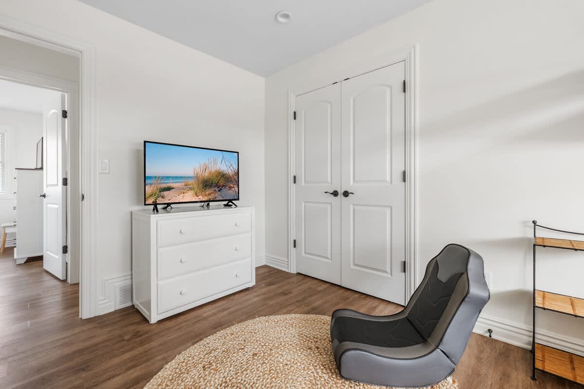 Movie marathons? Game nights? This spot’s got it all queued up.