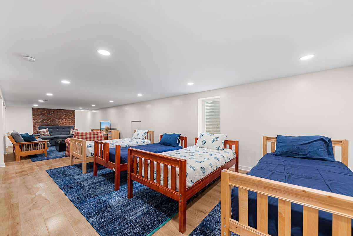Additional sleeping is on the lower level with 4 twin-size beds.