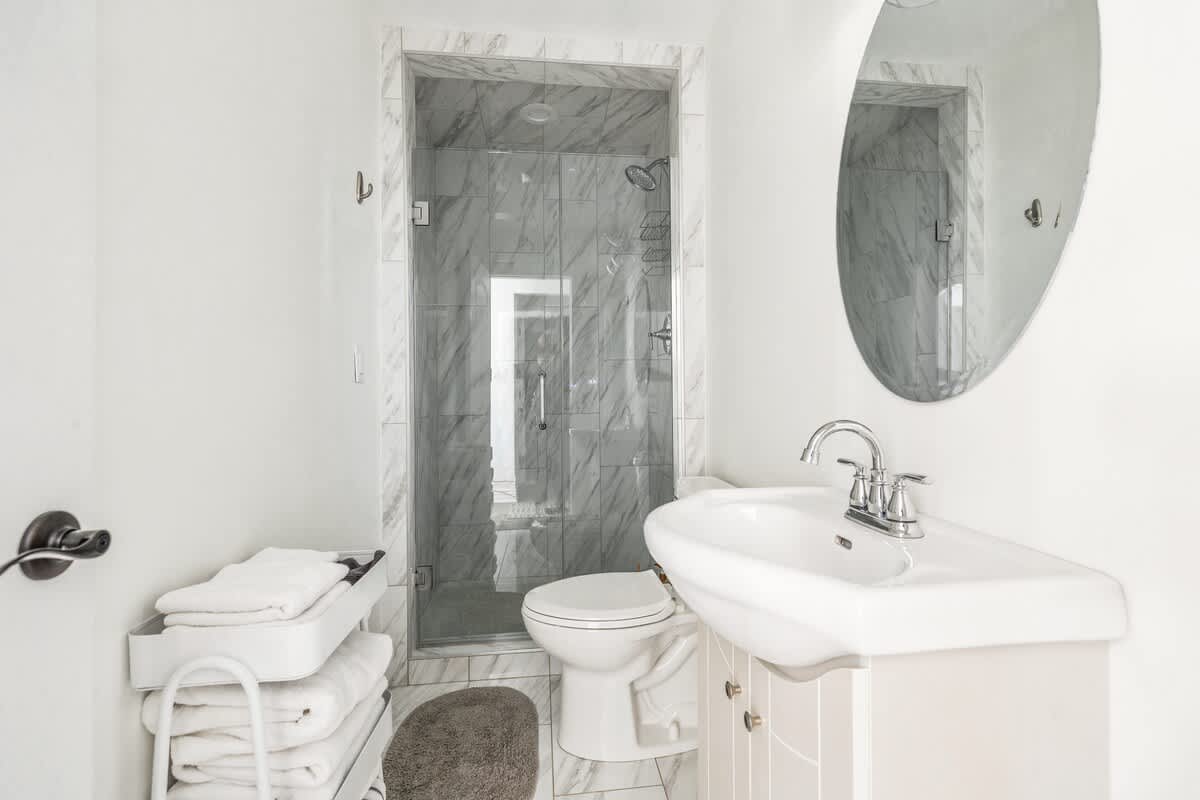 Tidy towels, moody marble, and a shower that’s seen some Grammy-worthy solos.