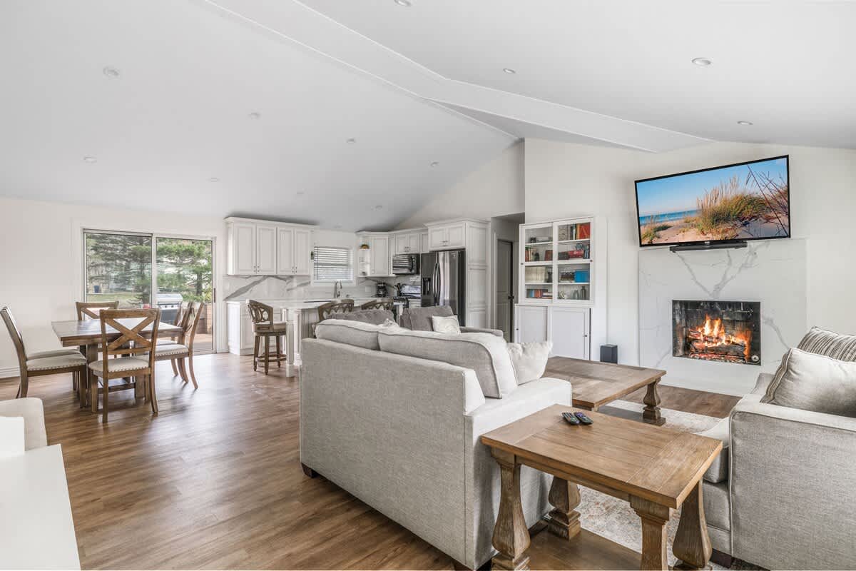 Open layout, stay for naps, come for snacks, fireside vibes & living room magic.