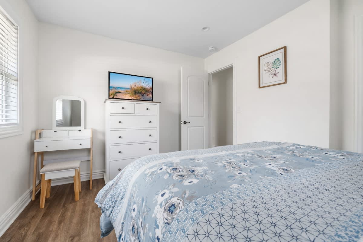 Bed made, mirror rBed made, mirror ready, drawers prepped for vacation looks. Who’s moving in?