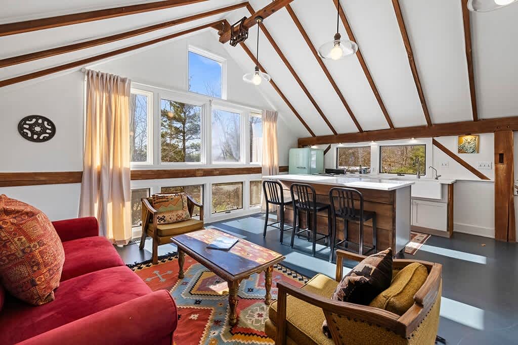 Luxury Berrywood Farm loft near Fennville wineries and Lake Michigan.