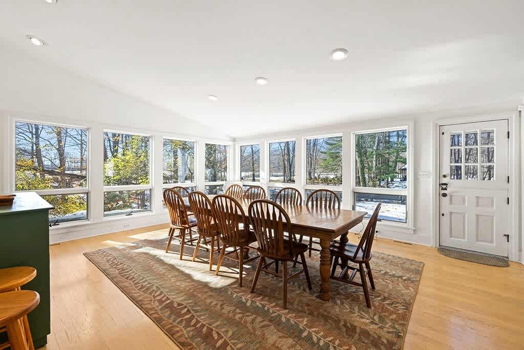 A bright Farmhouse dining room designed for big meals and warm moments.