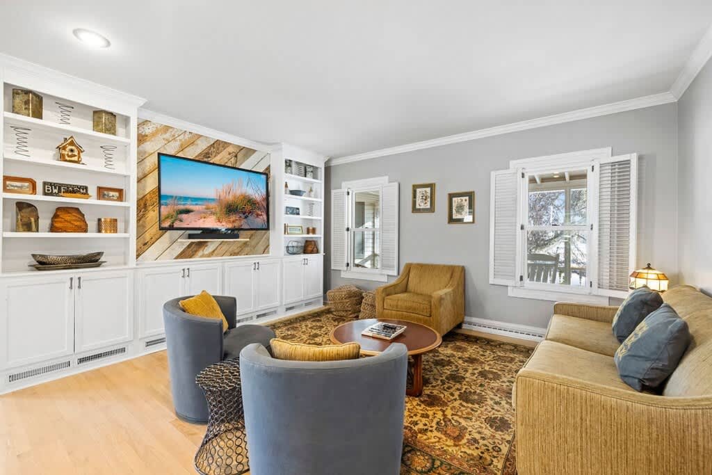 Settle into this warm gathering room at The Farmhouse for stories, snacks, and downtime.