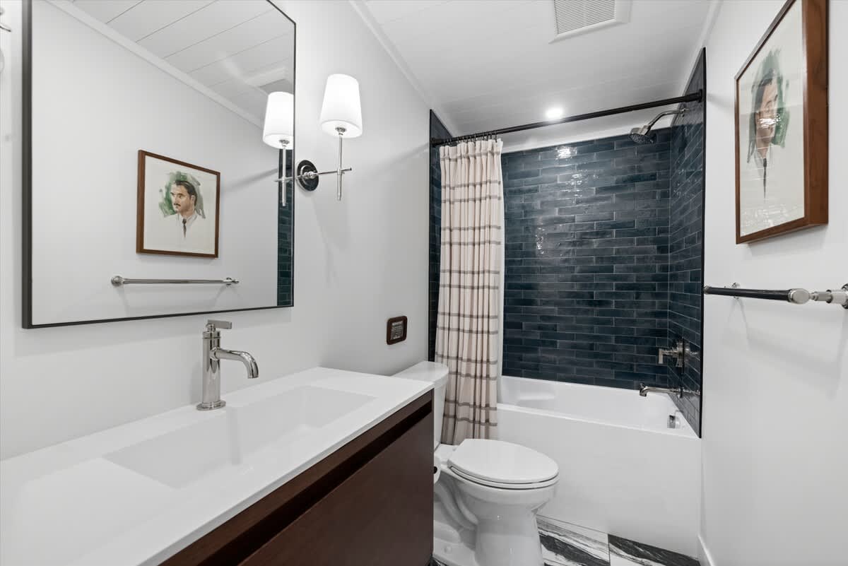 A fresh, modern bath brings warmth and sophistication.