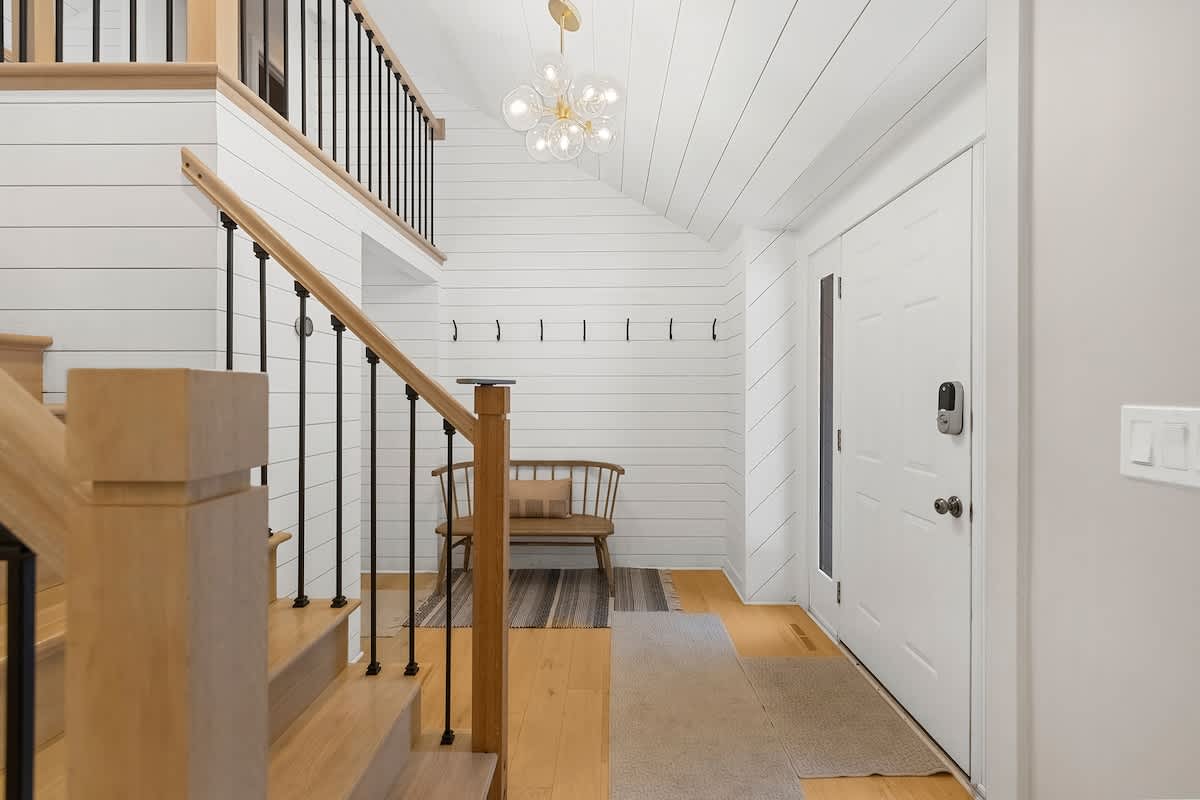 A welcoming entry to Loma House, blending warmth, light, and ease.