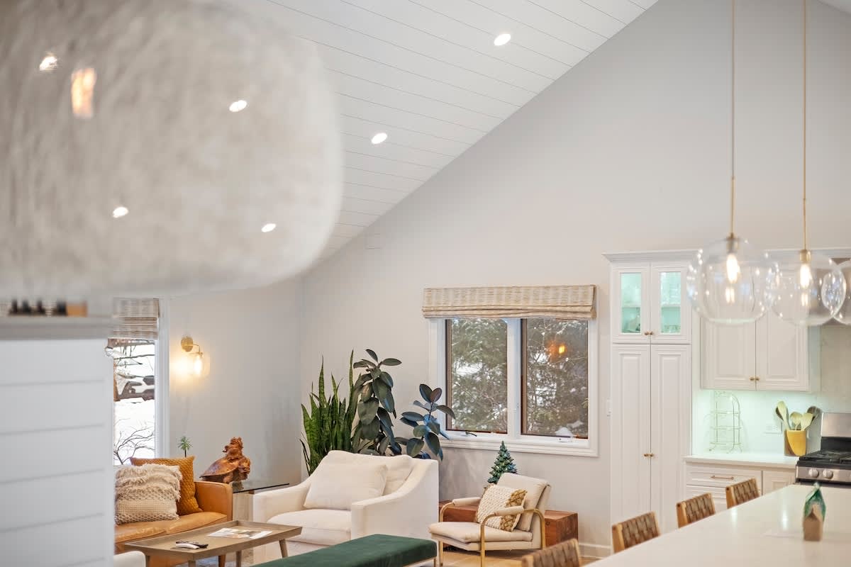A bright gathering space where conversations flow from kitchen to lounge.