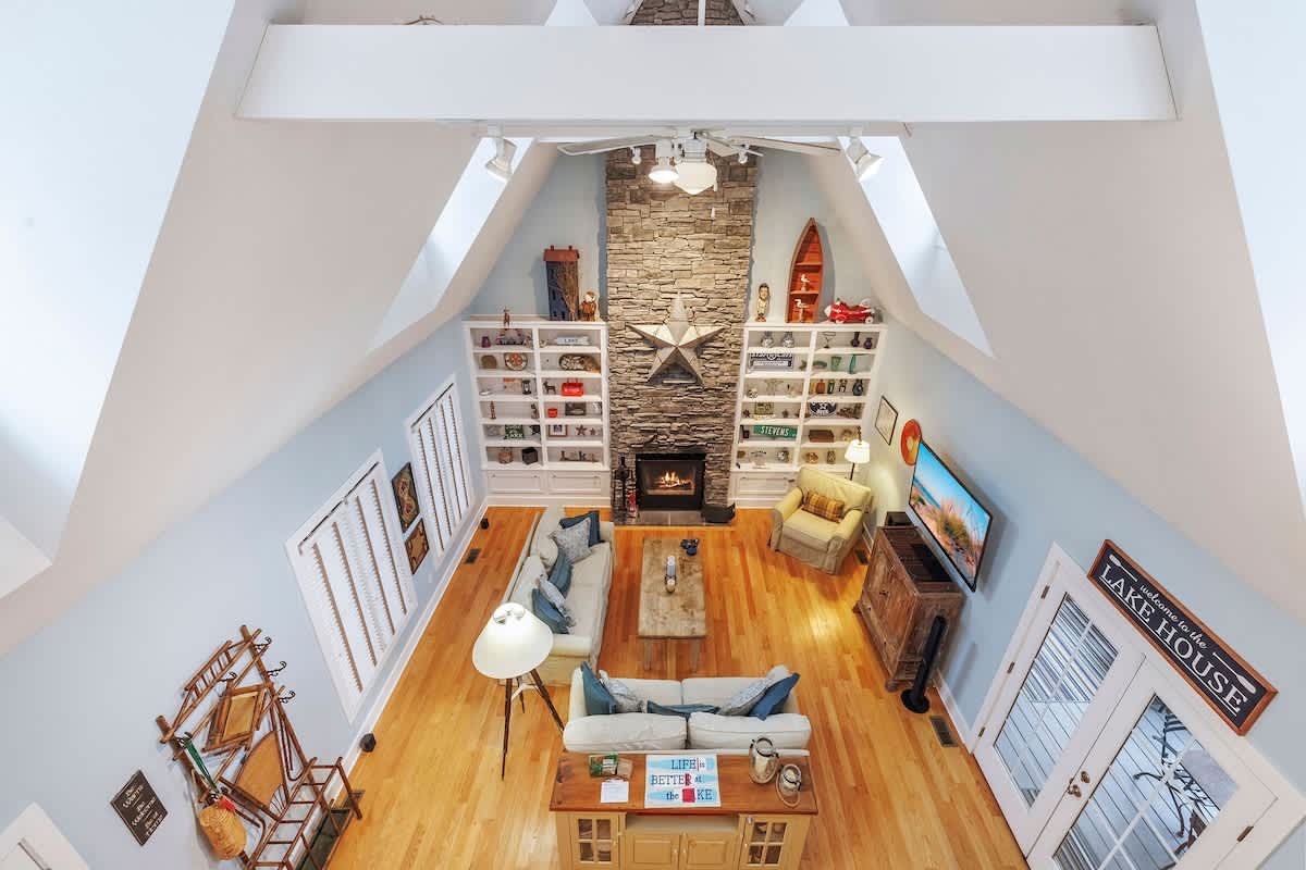 Star Cottage's architecture in full view.