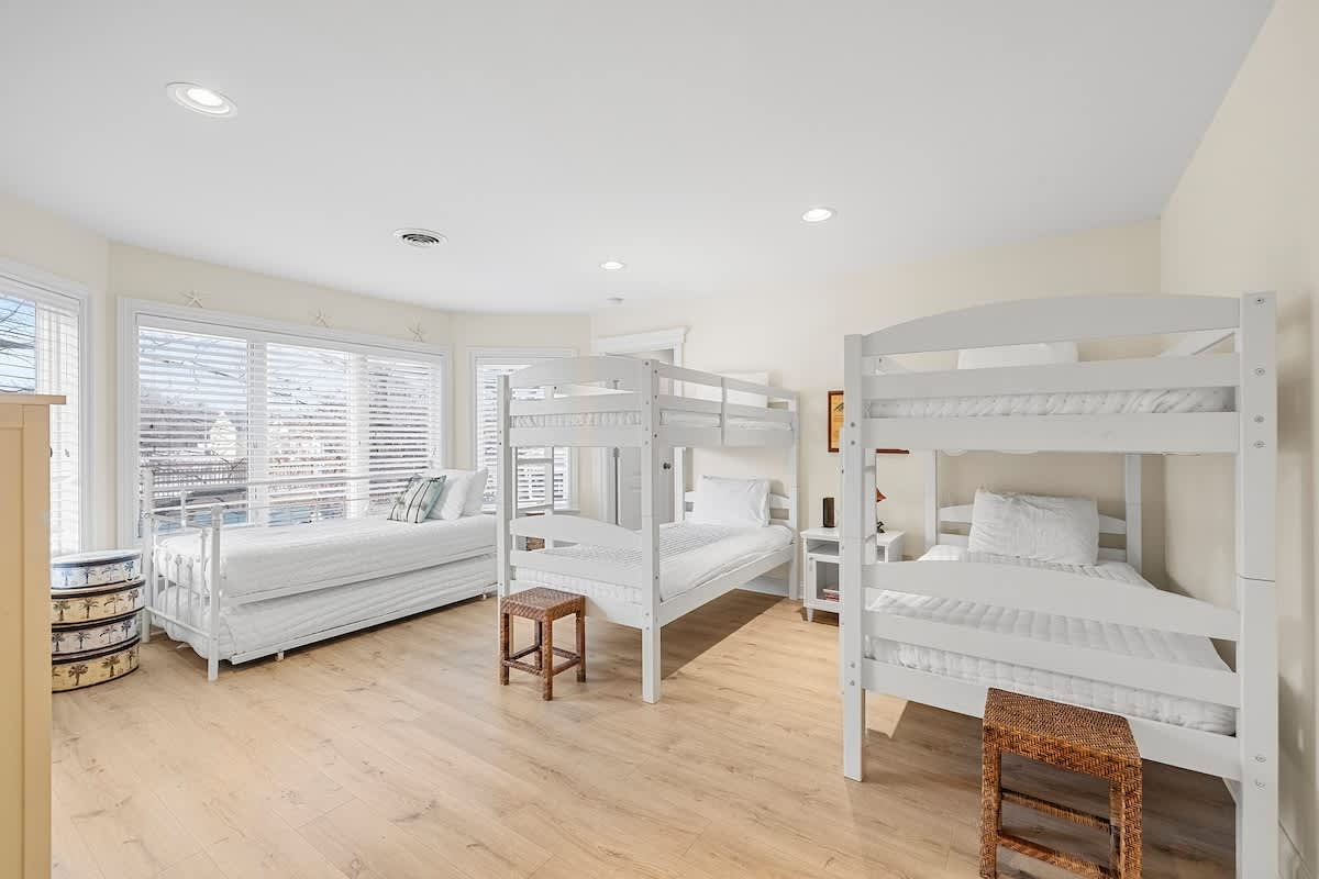 Additional sleeping area on the upper level with 2 single beds and 2 single bunkbeds.