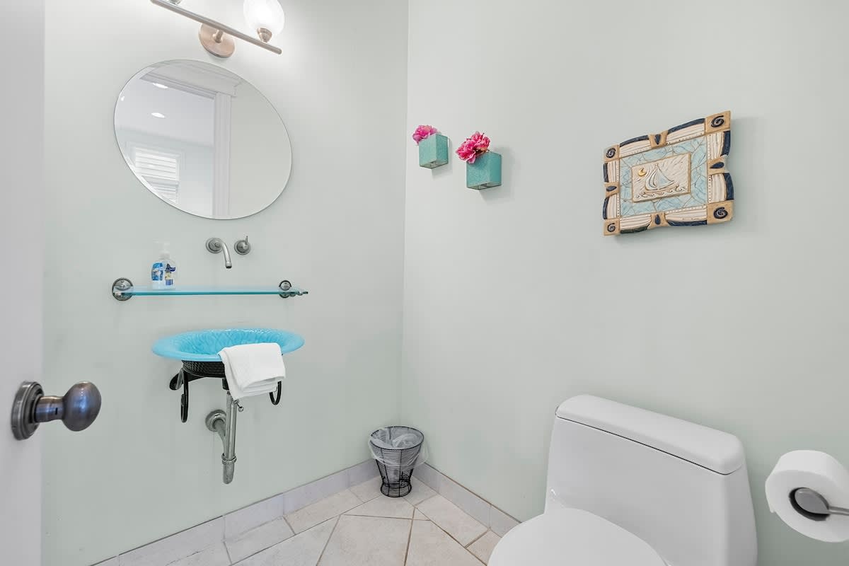 A convenient powder room made for easy in-and-out moments.