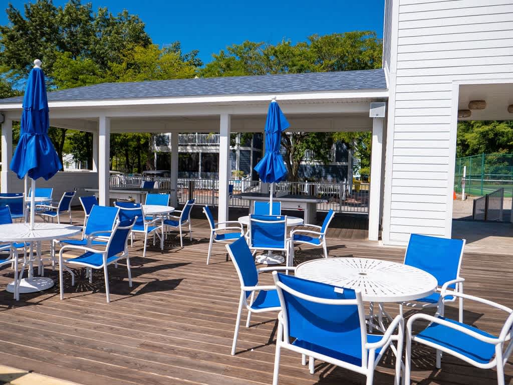 A relaxed hangout at Beachwalk's common area.