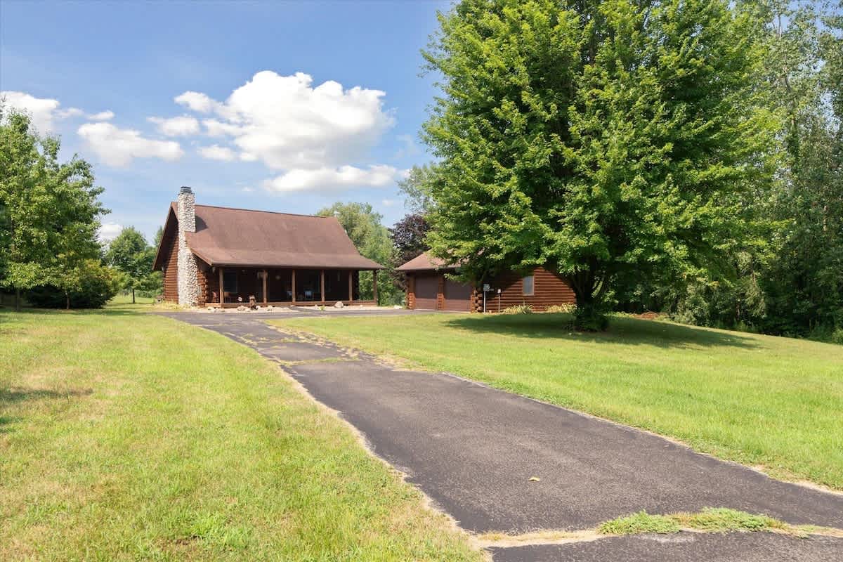 A private drive leads you to County Line Cabin.