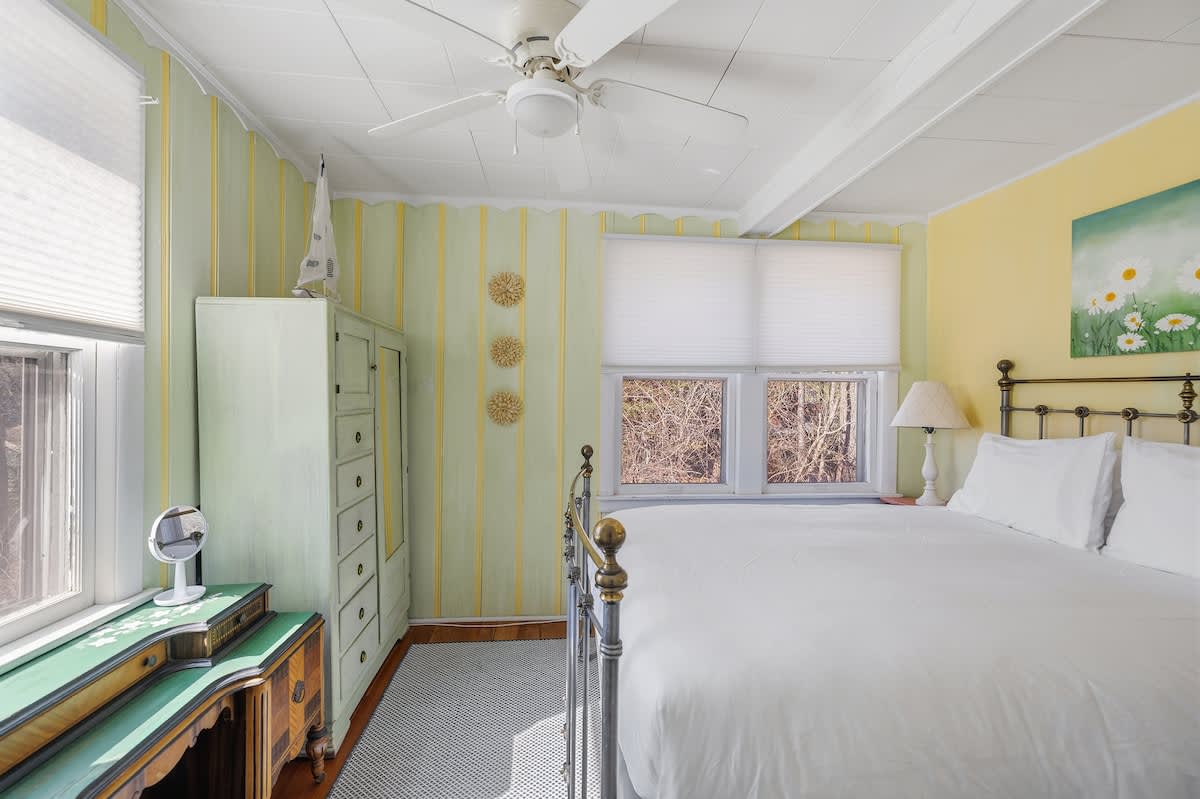 Wake to cheerful cottage mornings in this vintage-inspired bedroom.