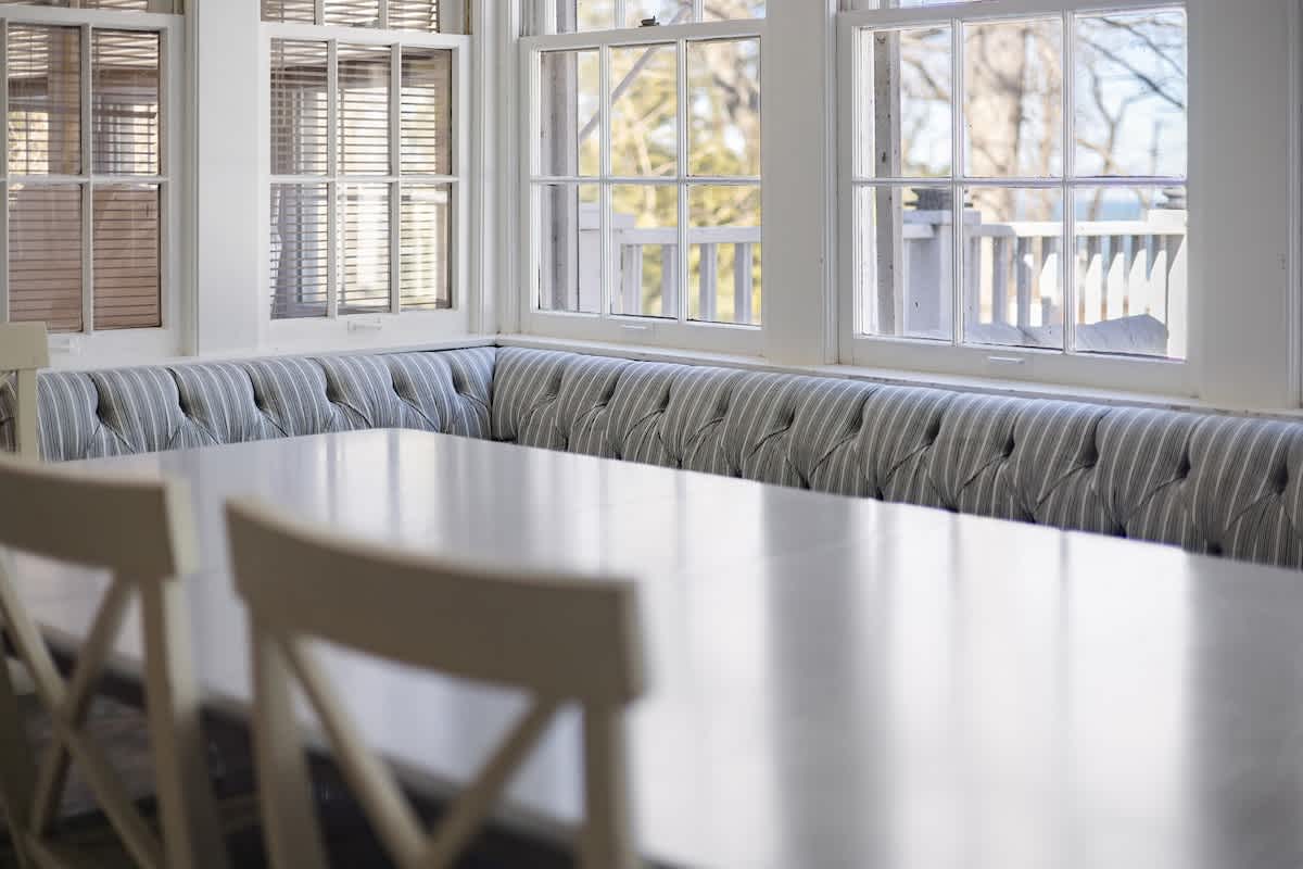 Can you see the kiddos here at the banquette, enjoying breakfast?