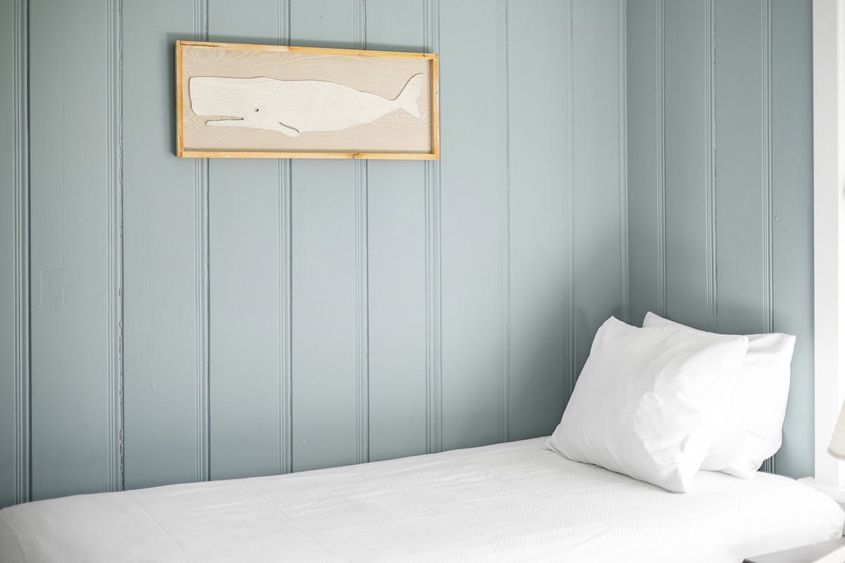 Quiet corners and seaside colors for a deep vacation sleep.