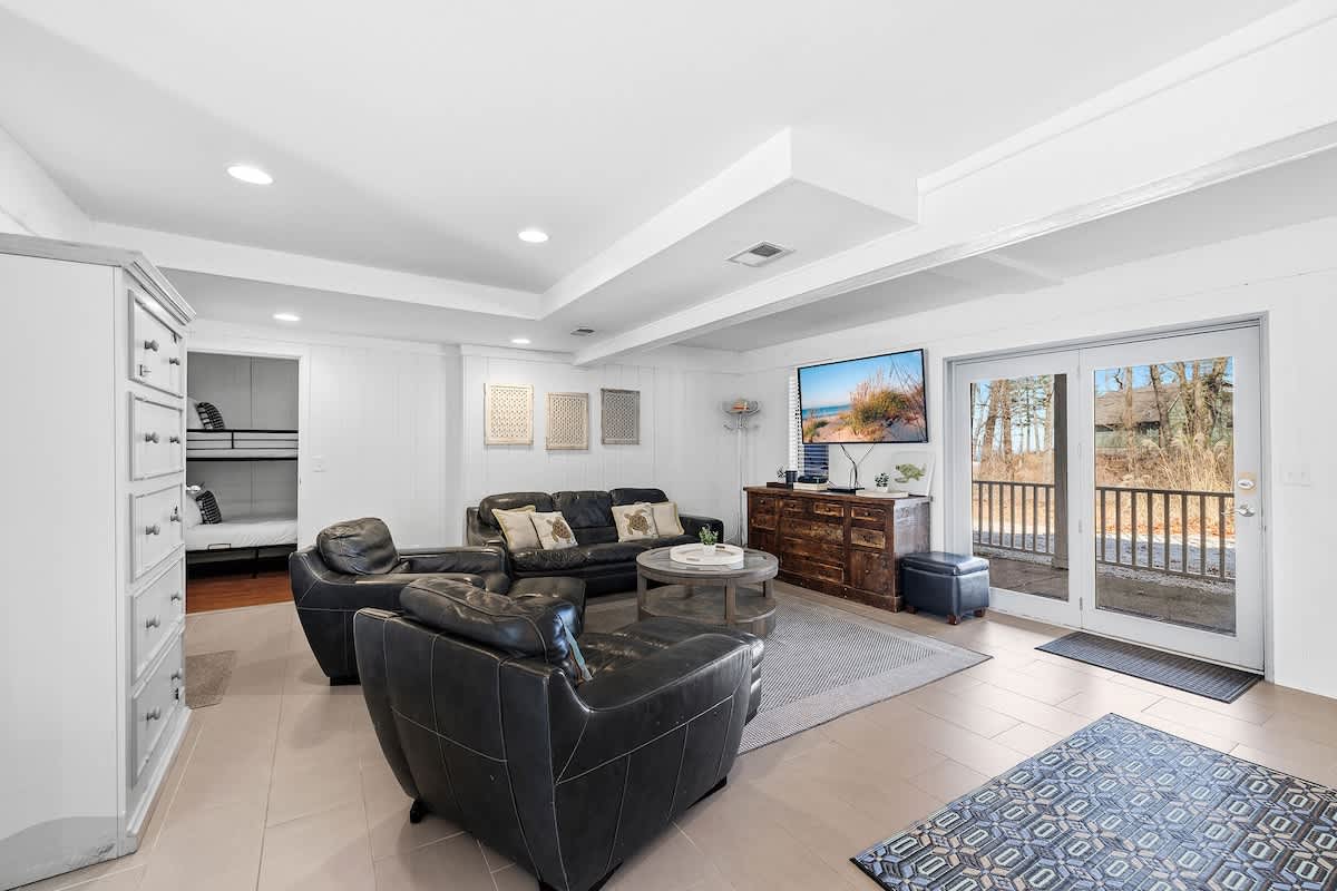 A laid-back spot for movies, games, and unwinding after the beach.