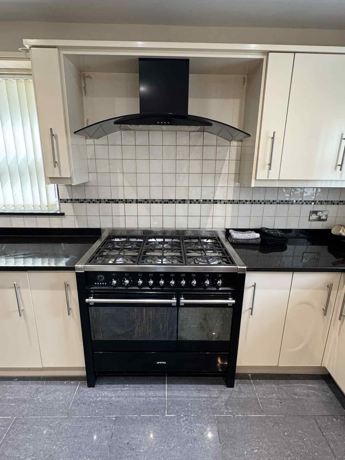 Calm and Modern Double En-Suite Bath and Kitchen