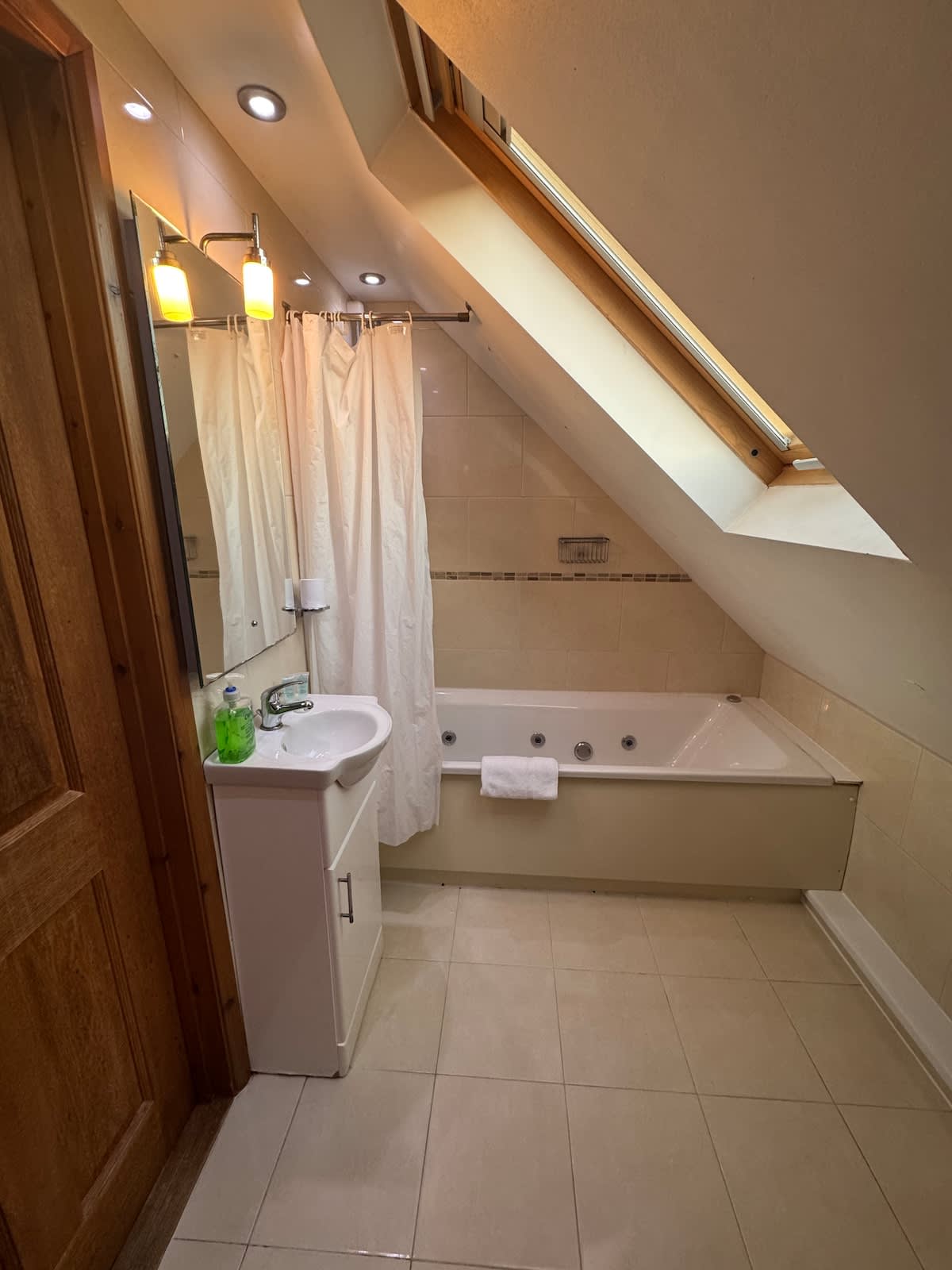 Calm and Modern Double En-Suite Bath and Kitchen