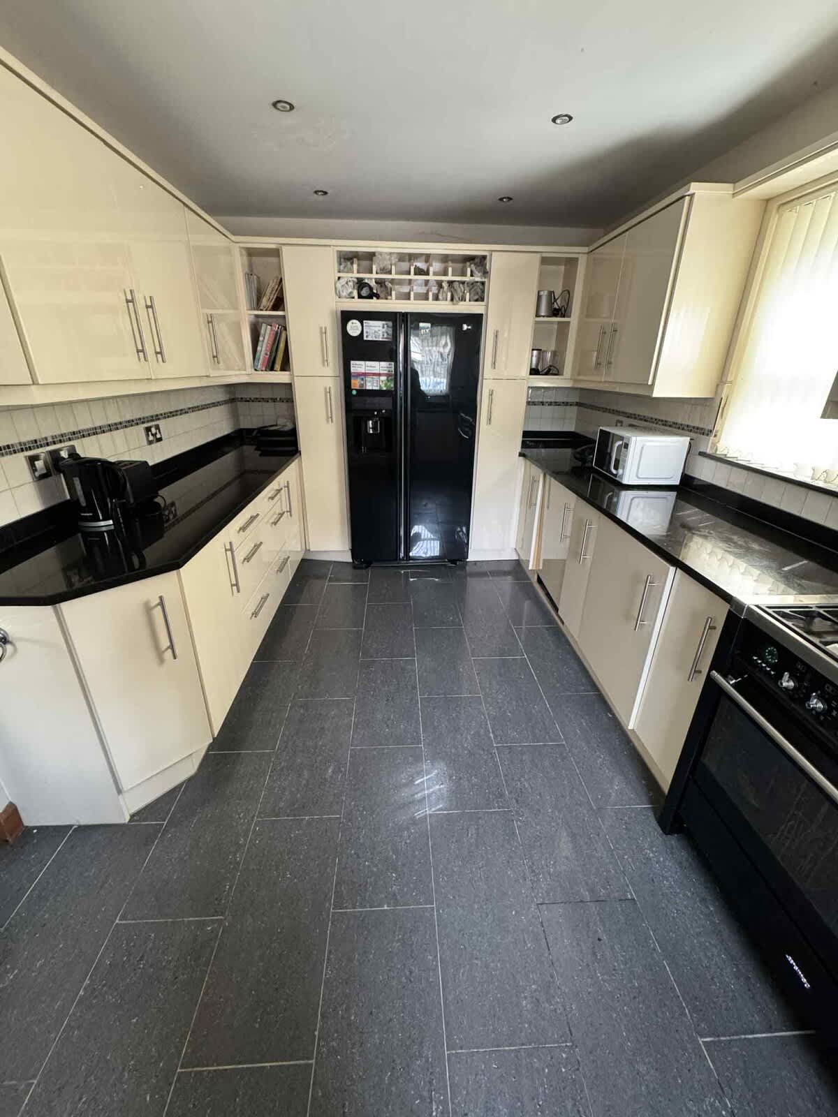Calm and Modern Double En-Suite Bath and Kitchen