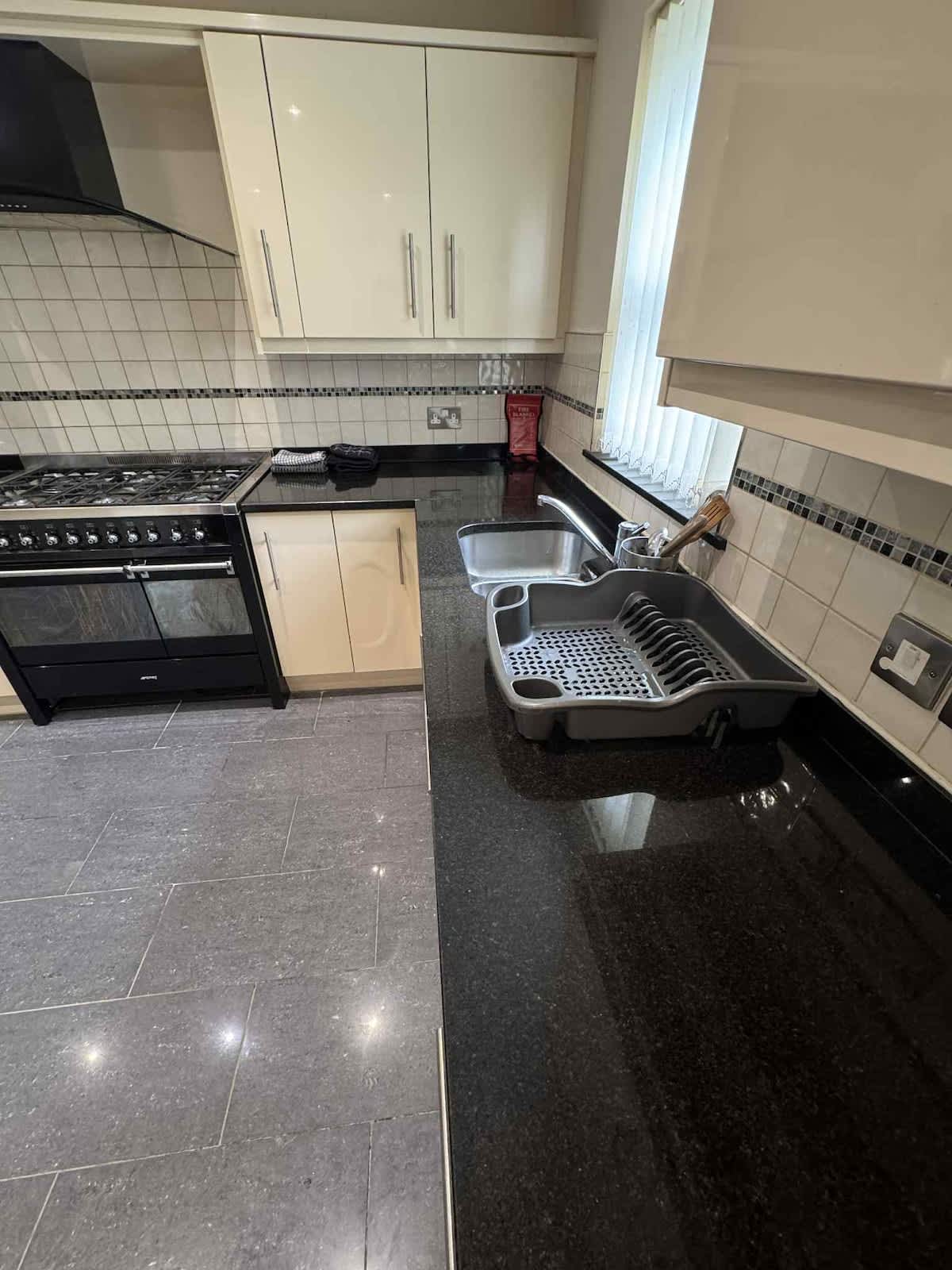 Calm and Modern Double En-Suite Bath and Kitchen