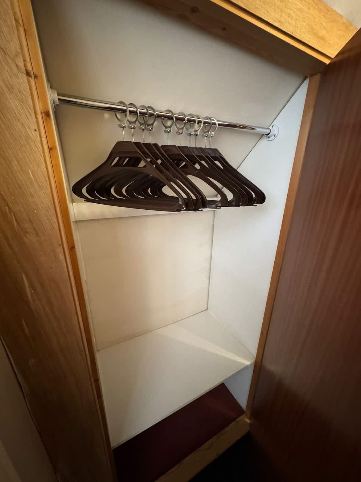 Warm 4 person family room in quiet neighbourhood