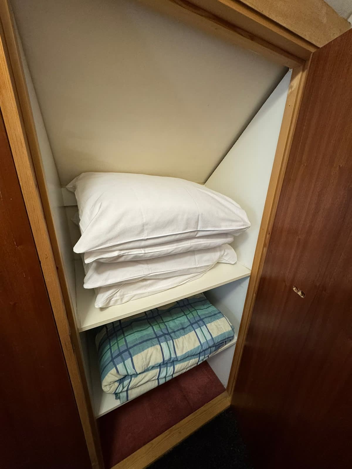 Warm 4 person family room in quiet neighbourhood