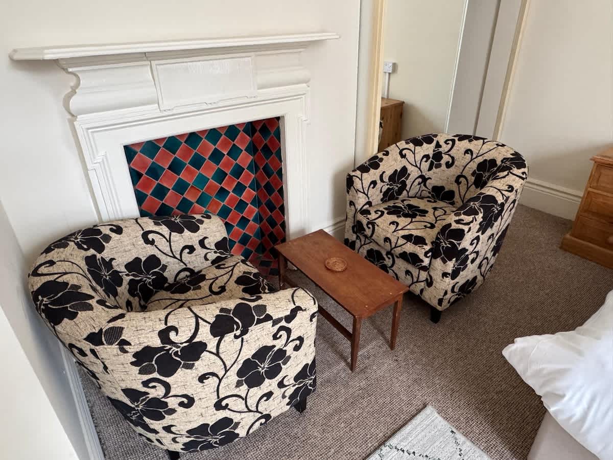 Spacious Double En-Suite with Bath & Parking