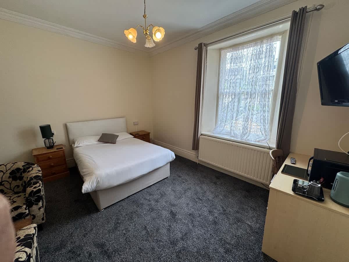 Spacious Double En-Suite with Bath & Parking