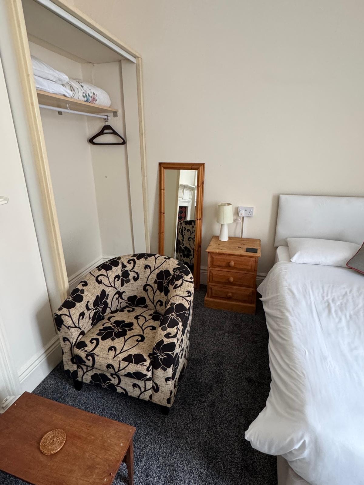 Spacious Double En-Suite with Bath & Parking
