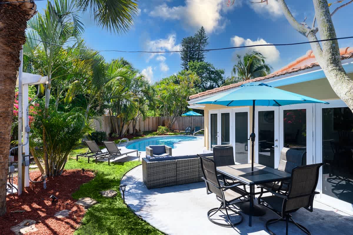 Stunning 4 Bedrooms House with Pool 6mins to Ocean