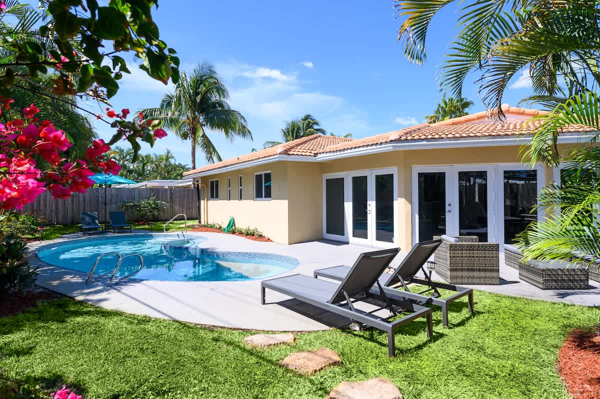 Stunning 4 Bedrooms House with Pool 6mins to Ocean