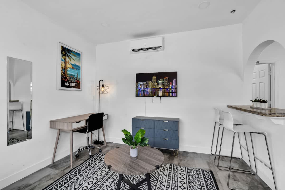 Lovely 1 BR Walking Distance To Ocean - Suite 10