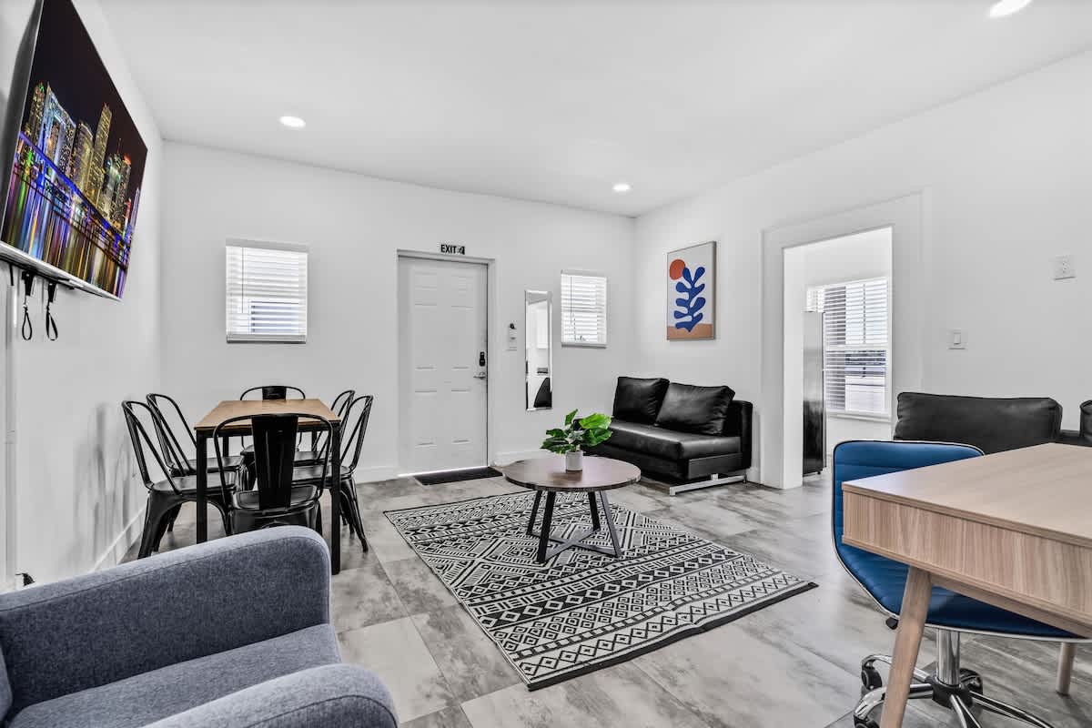 Lovely 1 BR Walking Distance To Ocean - Suite 11