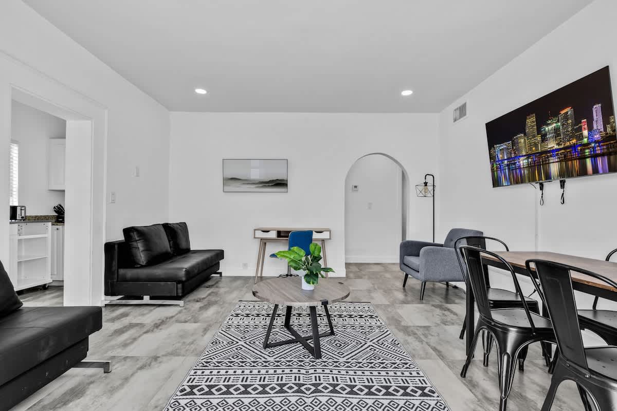 Lovely 1 BR Walking Distance To Ocean - Suite 11