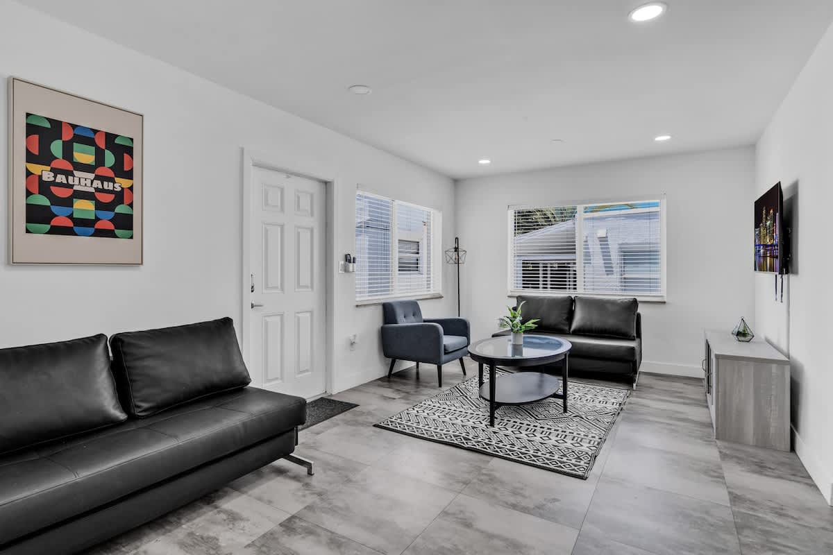 Lovely 1 BR Walking Distance To Ocean - Suite 9