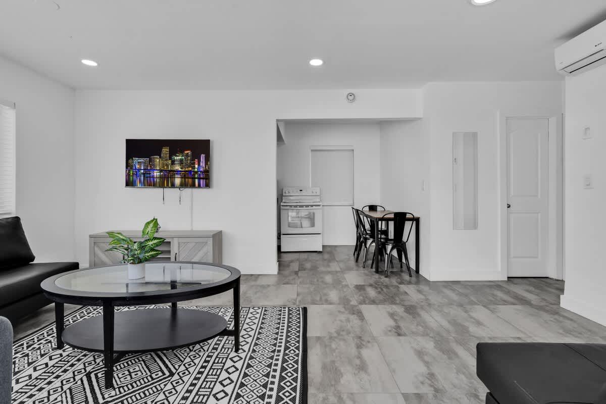 Lovely 1 BR Walking Distance To Ocean - Suite 9