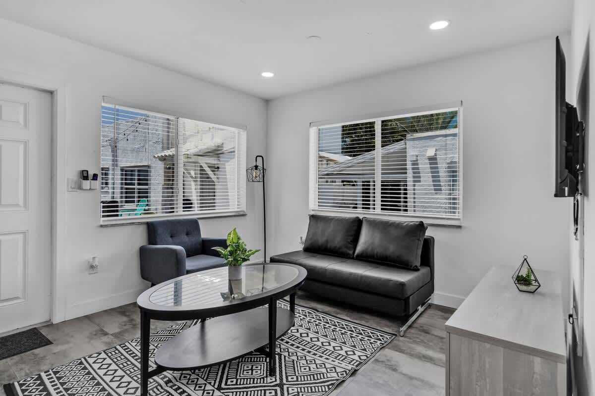 Lovely 1 BR Walking Distance To Ocean - Suite 9